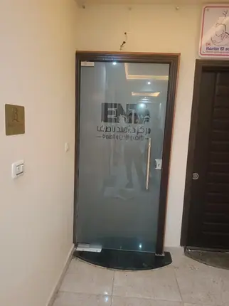 باب زجاج سيكوريت مصنفر بطباعة لوجو لعيادة — من أعمال ميرور في دمياط