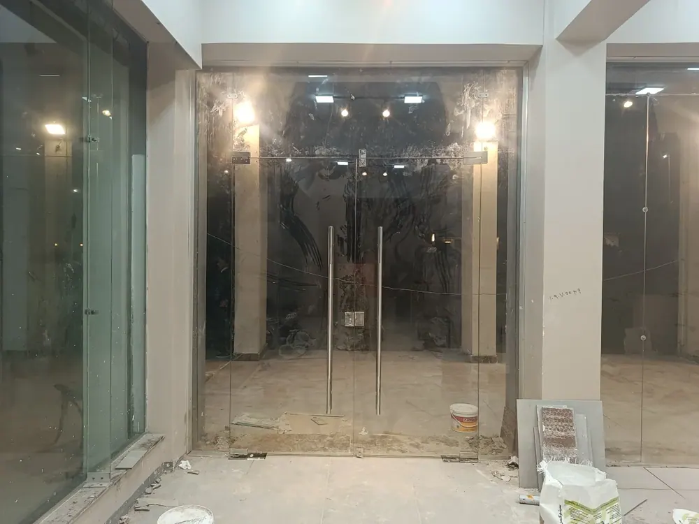 باب سيكوريت: مدخل زجاج سيكوريت بباب دبل ومقابض طولية — من أعمال ميرور في دمياط