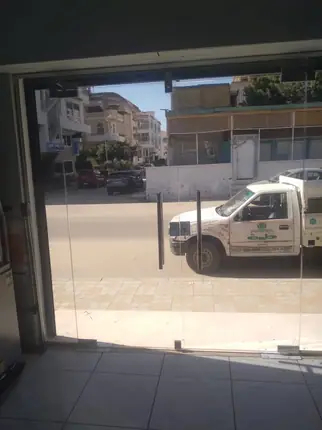 باب ومحل زجاج سيكوريت شفاف على الشارع — من أعمال ميرور في دمياط