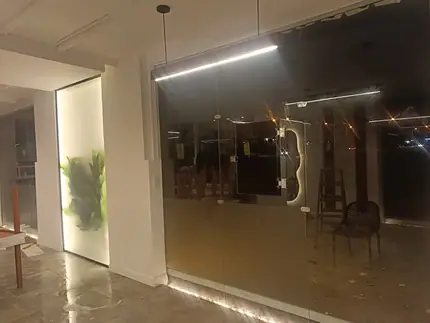مدونة الزجاج السيكوريت: واجهة وباب زجاج فيميه لمحل — من أعمال ميرور في دمياط