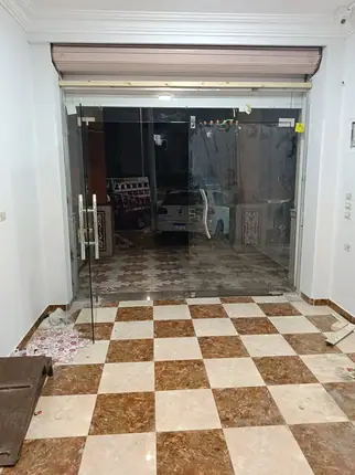باب وواجهة محل زجاج سيكوريت شفاف — من أعمال ميرور في دمياط