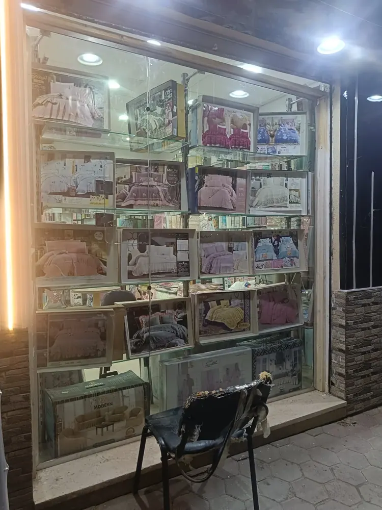 واجهات زجاج سيكوريت للمحلات: فاترينة محل مفروشات زجاج سيكوريت — من أعمال ميرور في دمياط