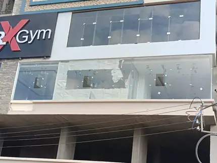 واجهة صالة جيم زجاج سيكوريت بتثبيت نقطي — من أعمال ميرور في دمياط