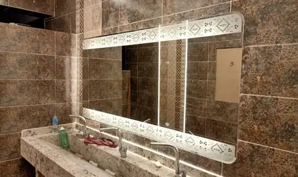 مراية حمام عريضة بإطار مضيء مزخرف — من أعمال ميرور في دمياط
