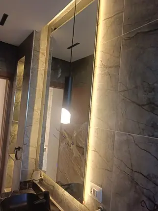 مراية حمام بإضاءة جانبية مخفية — من أعمال ميرور في دمياط