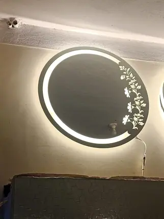 مراية حمام LED بنقشة ورد — من أعمال ميرور في دمياط