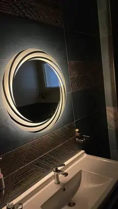 مراية حمام دائرية بإطار حلزوني مضيء — من أعمال ميرور في دمياط