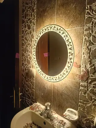مراية حمام دائرية بإطار مزخرف مضيء — من أعمال ميرور في دمياط