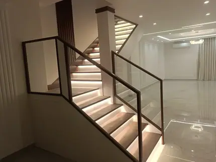 درابزين سلم زجاج سيكوريت بهاندريل خشب — من أعمال ميرور في دمياط