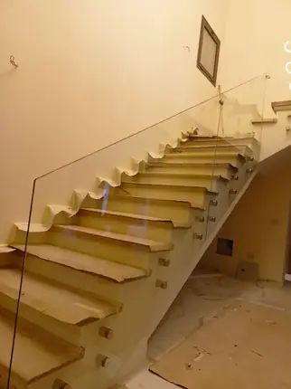 درابزين زجاج سيكوريت لسلم معلّق — من أعمال ميرور في دمياط
