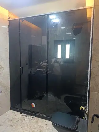 كابينة شاور زجاج فيميه غامق — من أعمال ميرور في دمياط