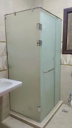 كابينة شاور ركنية زجاج مصنفر بمفصلات ستانلس — من أعمال ميرور في دمياط