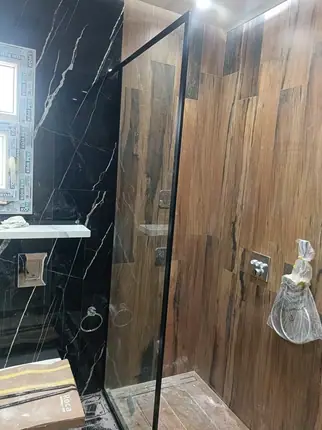 حاجز شاور زجاج شفاف بفريم أسود — من أعمال ميرور في دمياط