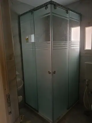 كابينة شاور ركنية زجاج مصنفر بخطوط — من أعمال ميرور في دمياط