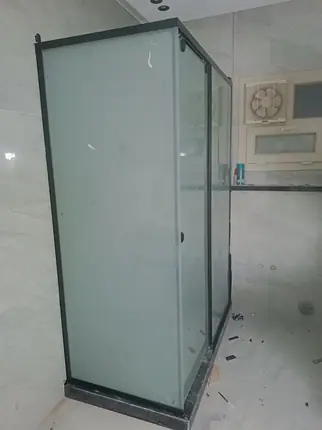 كابينة شاور زجاج مصنفر بفريم أسود — من أعمال ميرور في دمياط